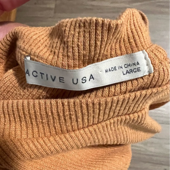 🦋2/$15🦋 Active USA Burnt Orange Cropped T-Shirt - Picture 2 of 2